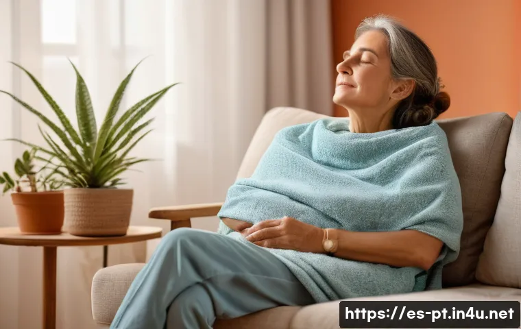 온열 및 한랭치료 - A cozy indoor scene showing a middle-aged Spanish woman relaxing on a sofa in a warmly lit living ro...